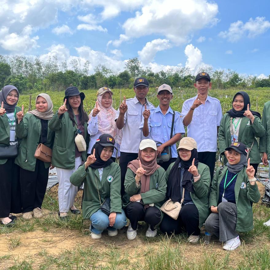 Mahasiswa KKN Universitas Borneo Lestari Kunjungi Gapoktan Berkat Maju Desa Takuti